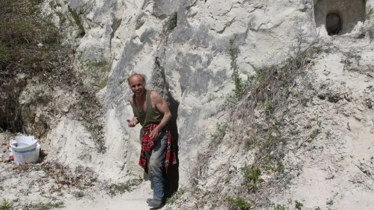 Prahoveanul care si-a sapat o casa in stanca. A folosit un tarnacop banal pentru a face 7 camere. Cum arata locul