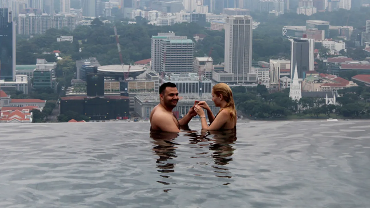 Cea mai frumoasa cerere in casatorie! Afla ce prezentatoare TV din Romania a fost ceruta de sotie intr-o piscina deasupra orasului Singapore!