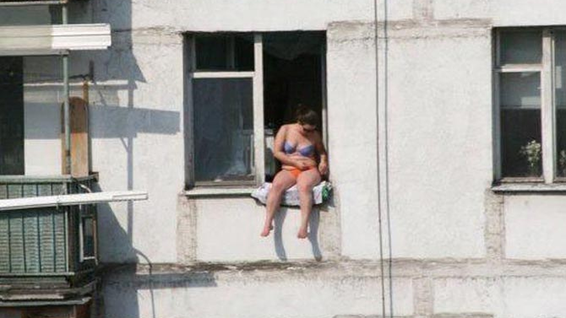 Bronz made in Romania! Gagica asta si-a bagat toti vecinii in alerta cand au vazut-o dezbracata pe geam - Voia sa se bronzeze fara sa iasa din casa