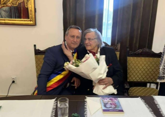 Florin Piersic și primarul localității, Gheorghe Coroamă/ sursă foto: suceavalive