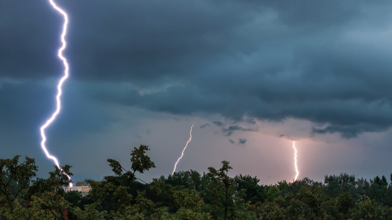 Alertă meteo în toată țara! Ciclonul Erminio aduce furtuni, vânt puternic și ninsori la munte