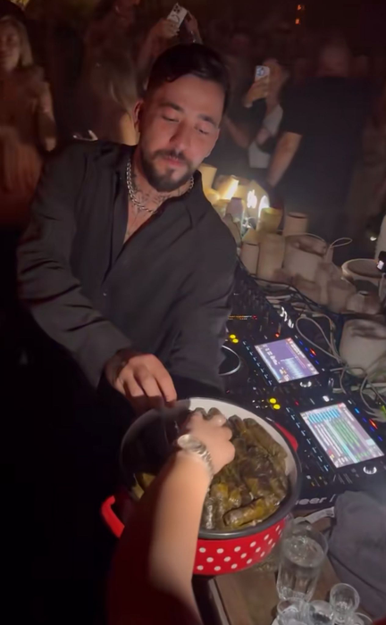 Mahmut Orhan a împărțit sarmale la Nuba! Cel mai viral DJ al momentului a făcut show în Mamaia!