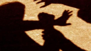 Un roman a socat Italia! Barbatul si-a sechestrat iubita si a lovit-o cu un ciocan in cap