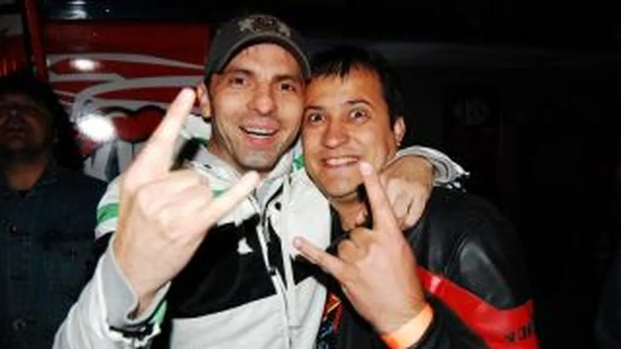 Dan Negru: Pe la 14 ani am convins-o pe bunica sa-mi croseteze un pulover pe care sa scrie AC/DC