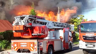 Incendiu de proporții la un restaurant din Pitești! Au intervenit trei autospeciale, o autoscară și ambulanță SMURD