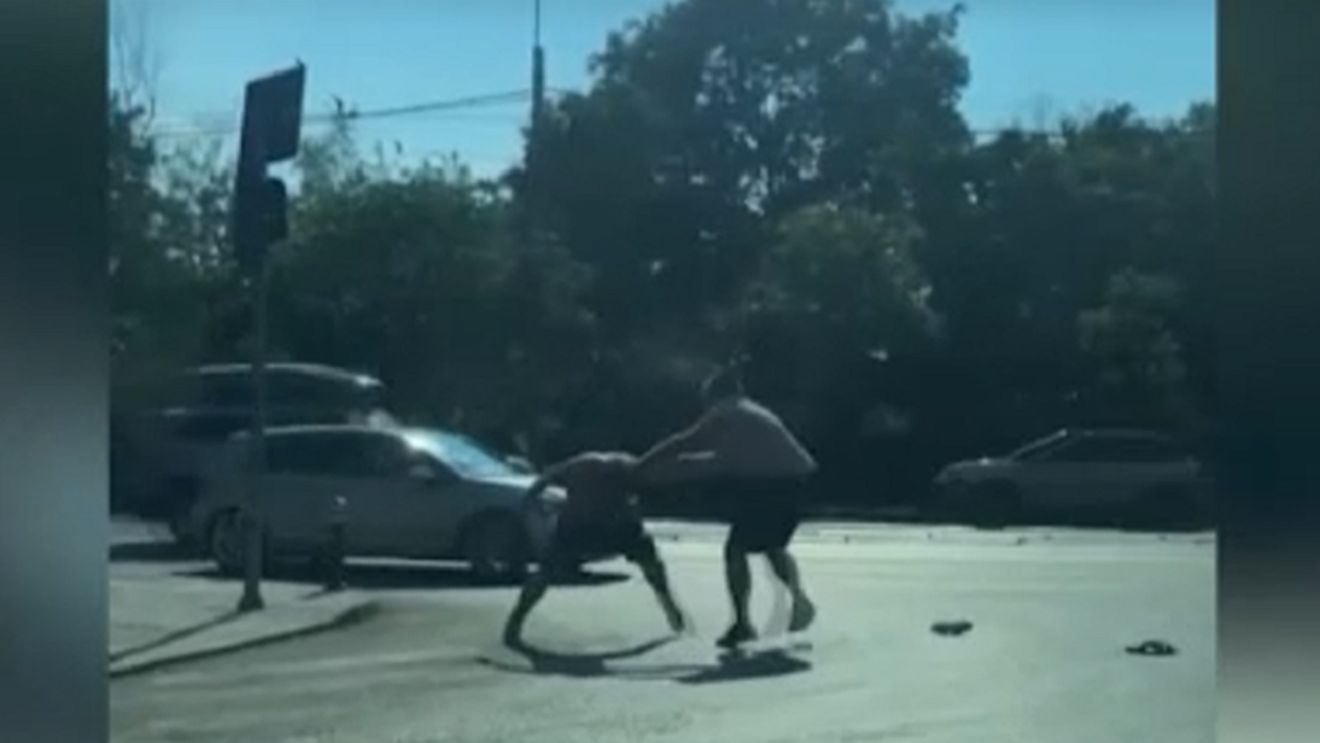 Doi șoferi s-au luat la bătaie în trafic pe una din cele mai circulate străzi din București