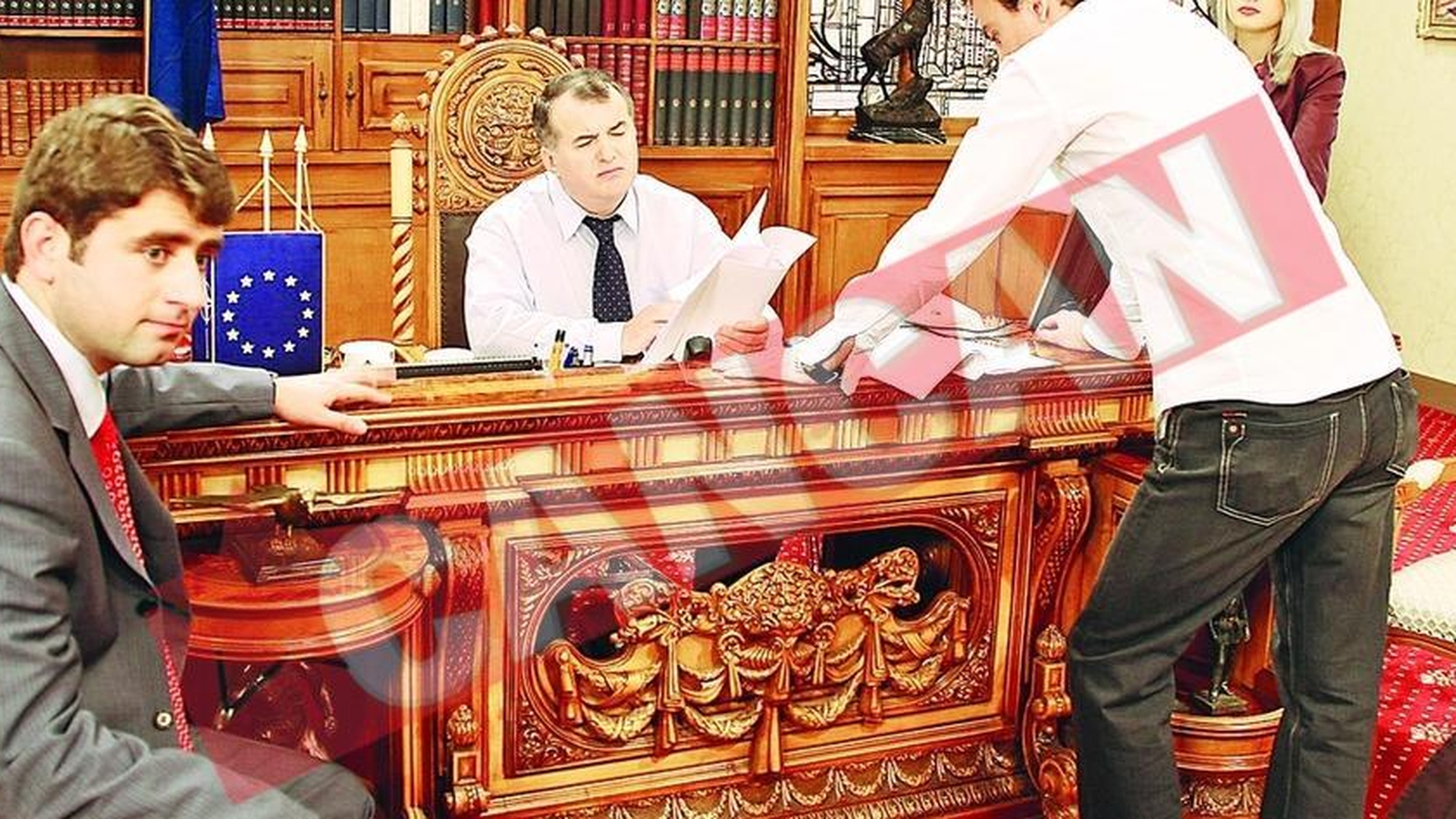 Elton John a vrut sa cumpere biroul lui Calinescu