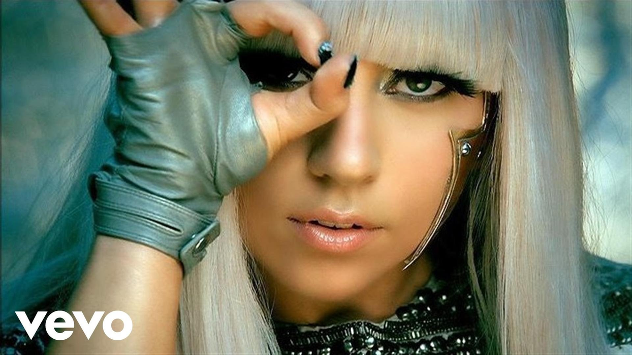 Ultima apariţie a faimoasei Lady Gaga i-a lăsat pe toţi cu gura căscată! La malul mării, cu posteriorul…