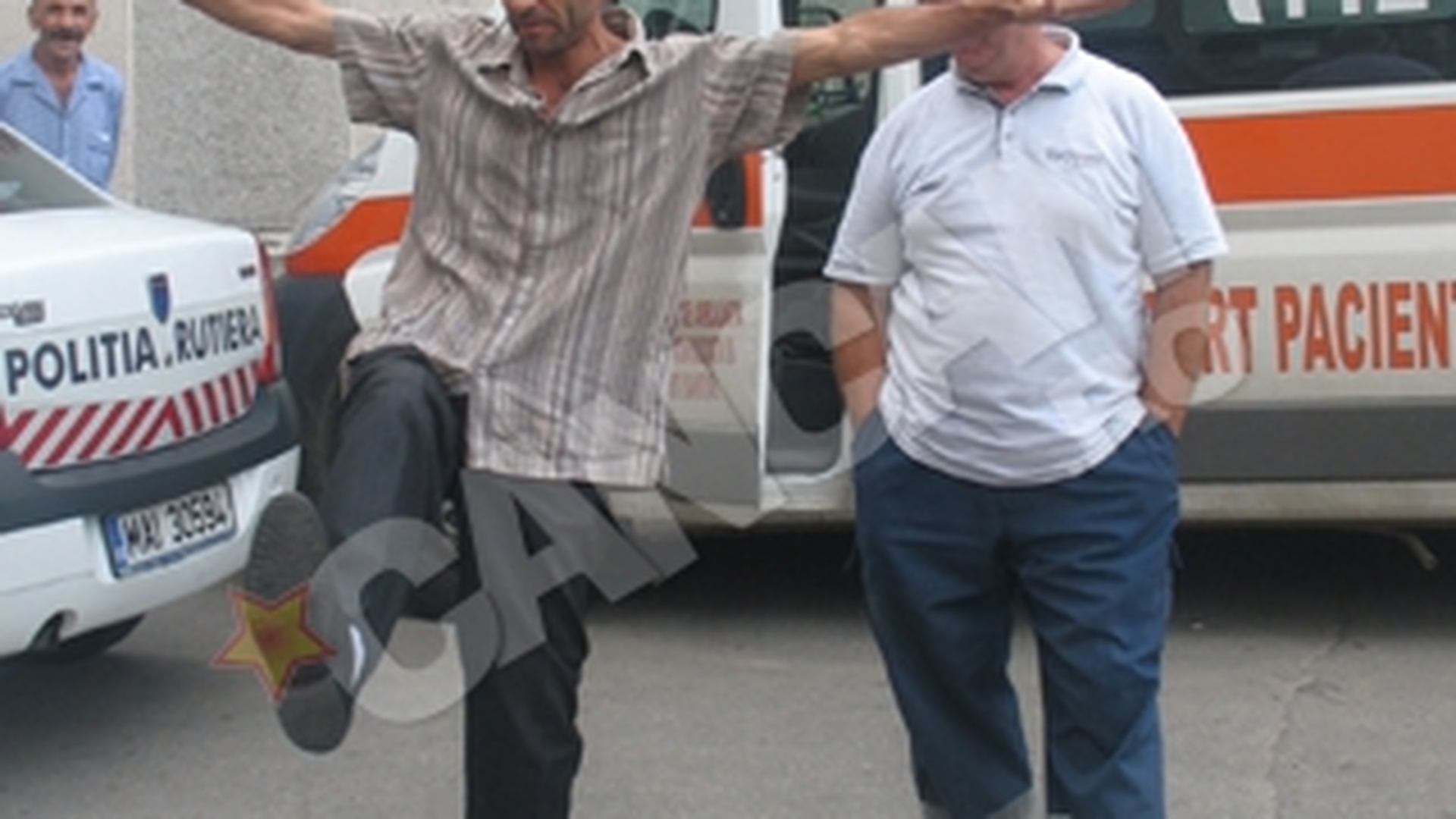 Un taximetrist beat a avariat doua masini, apoi s-a spanzurat