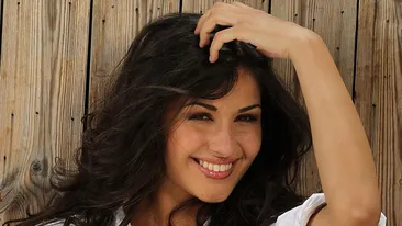 E idolul adolescentilor, dar a gafat grav pe covorul rosu! O celebra solista si-a expus picioarele pline de bube la un eveniment