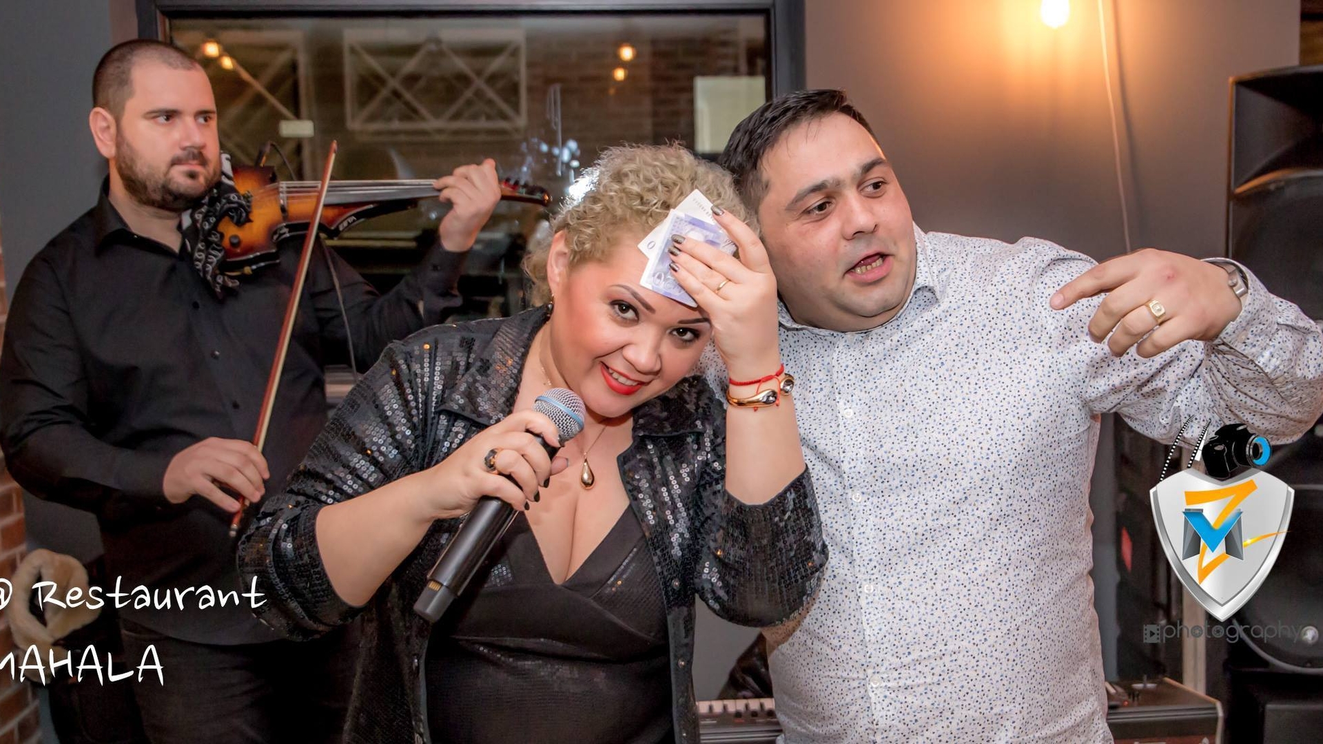 Minodora, cu bani pe frunte! Imagine fabuloasă cu celebra cântăreaţă