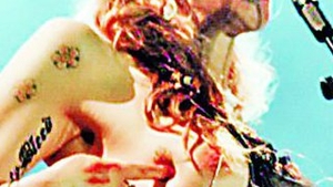 Courtney Love a facut striptease pe scena. Jos textila!