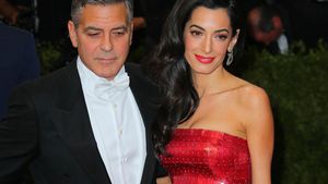 Primul cadou primit de gemenii lui George Clooney! Ce le-a dăruit bunica lor la doar câteva ore de la naştere!
