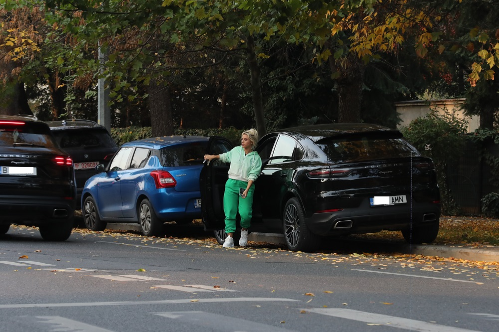 Amna și-a parcat Porsche Cayenne-ul pe o stradă din Cartierul Primăverii