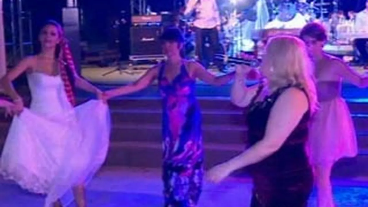 Uite ce chef de chef a fost la nunta Giuliei Anghelescu cu Vlad Huidu! Mireasa si-a unduit formele pe muzica lautarilor de la Clejani!