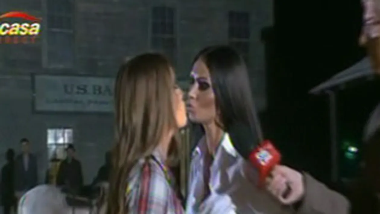 VIDEO DE EXCEPTIE Iubita nepotului lui Gigi Becali, ipostaze lesby cu o blonda! Uite cum se saruta si cum li se misca sanii atunci cand calaresc un taur