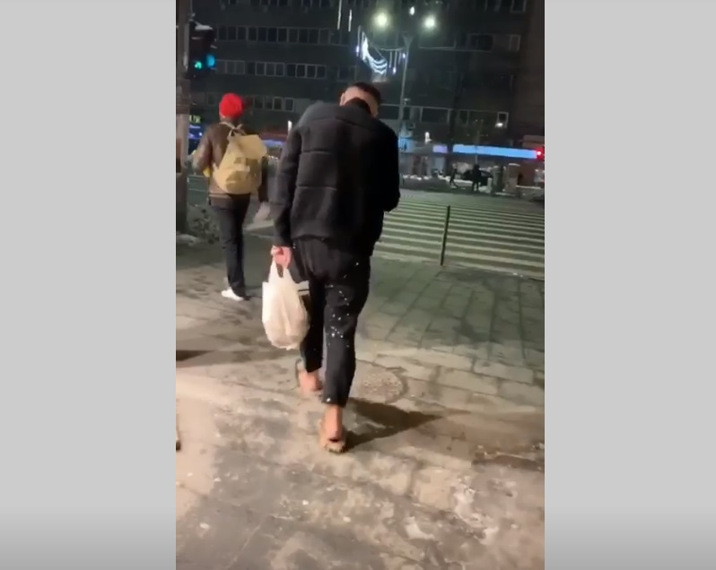 Răzvan Ciobanu, drogat cu zombie pe stradă. Imagini halucinante: “Auzi, ești ok?” VIDEO