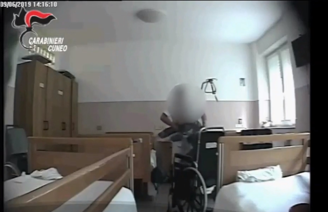 Ce făceau două românce în Italia cu bătrânii pe care îi îngrijeau. Atenție, imagini halucinante