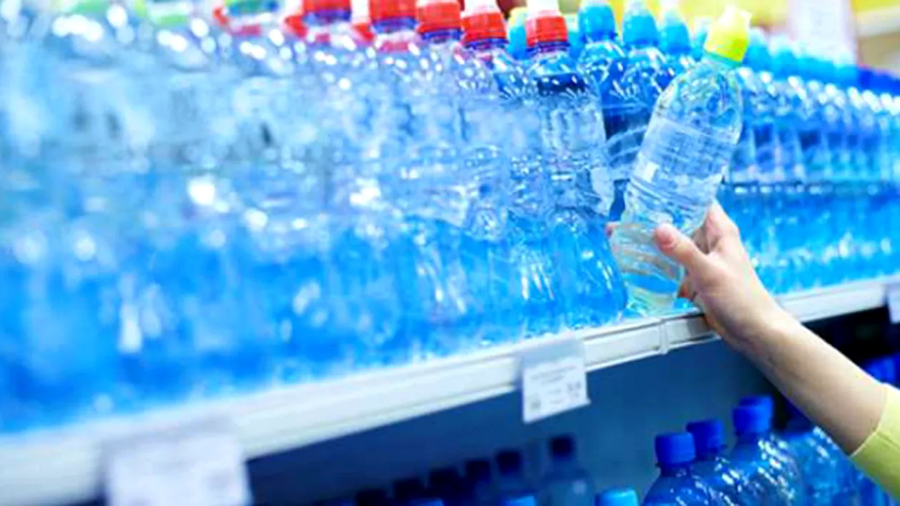 Cât de sănătoasă este apa îmbuteliată în sticle de plastic? Iată clasamentul celor mai periculoase sortimente, care pot duce la cancer!