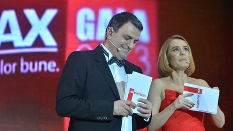 Esca a întors toate privirele la Gala Mediafax! Ştirista a fost superbă într-o rochie roşie, ce-i punea decolteul în evidenţă!