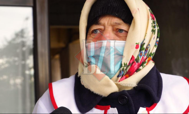Comercianții sunt disperați după ce piețele s-au închis. Tanti Maria, în vârstă de 73 de ani, își vinde brânza pe marginea drumului