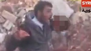 Imagini de o cruzime rar întâlnită! Un extremist sirian s-a filmat în timp ce devorează inima unui inamic: "Vom mânca şi ficaţii"