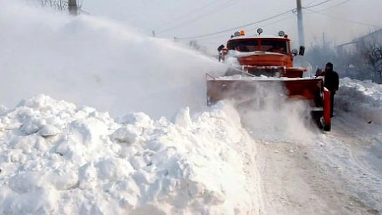 Viscolul și zăpada au închis sau blocat drumurile din mai multe județe! Autoritățile trag un semnal de alarmă