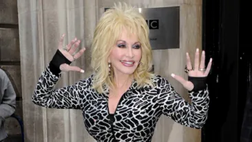 Dolly Parton poarta tocuri prin casa pentru ca este prea scunda!