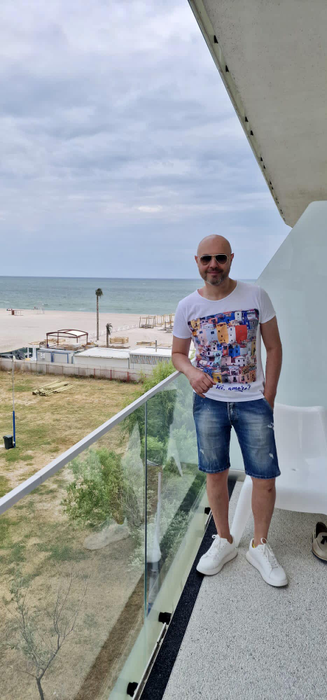 Mihai Mitoșeru: "Cred că prima oară m-am pupat în liceu" / (Sursa: Instagram)