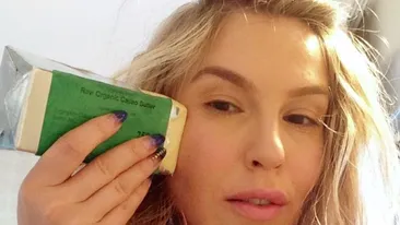 Corina are un ten de bebeluş! Îţi vine să crezi că se dă cu unt pe faţă?