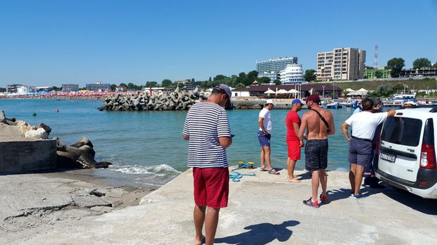 O femeie care era cu soțul în Eforie a alertat poliția după ce bărbatul a dispărut: „Ajutați-mă! S-a înecat!” Individul a fost căutat timp de două ore, iar când a fost găsit toată plaja a început să râdă