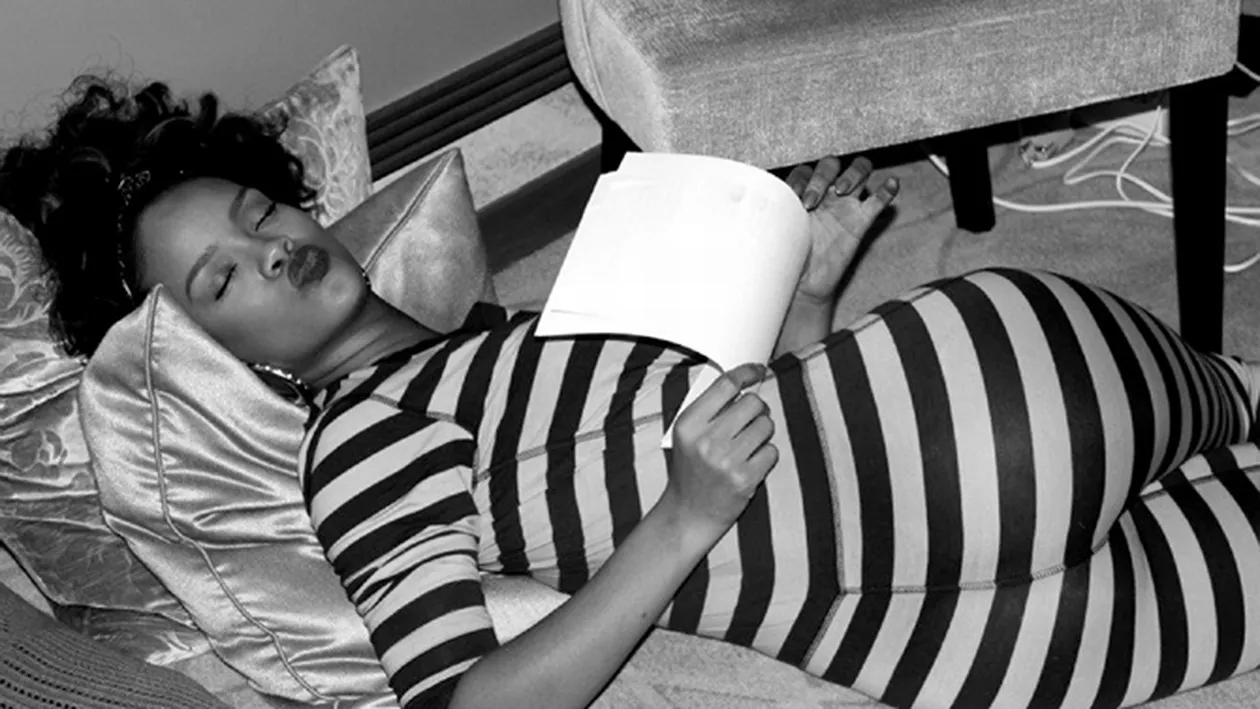 Uite cum se prosteste Rihanna cand lucreaza
