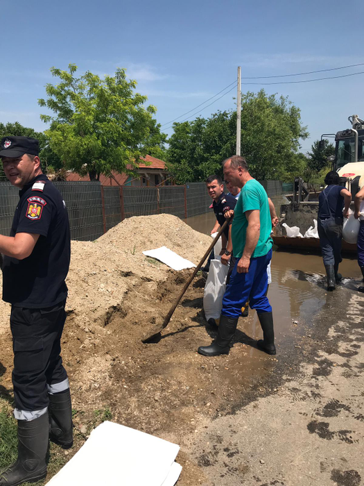 Pompierii și voluntarii încearcă să oprească apa