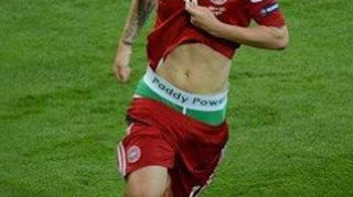 UEFA l-a "ars" pe Nicklas Bendtner! S-a bucurat "ilegal" si a fost amendat cu 100.000 de euro!