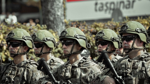 Țara europeană care reintroduce armata obligatorie. Cât timp va dura stagiul