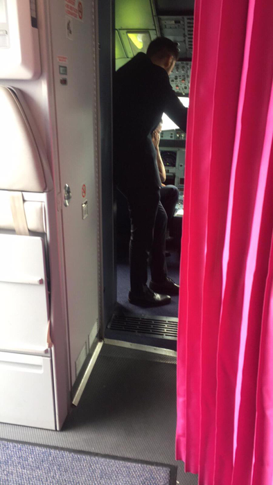 Scandalos! Ce au pățit câțiva pasageri români într-un avion low-cost Eindhoven – București