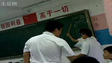 VIDEO SOCANT! O profesoara din China isi bate elevii cu rigla la palma