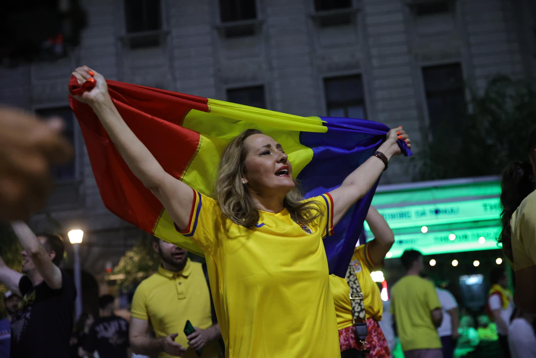 Elena Lasconi a sărbătorit calificarea României în Piața Universității (sursa FOTO: Facebook)