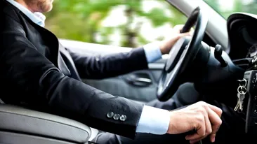 Șoferii din România pot vorbi la telefonul mobil, în timp ce se află la volan. Care este condiția pe care trebuie să o îndeplinească