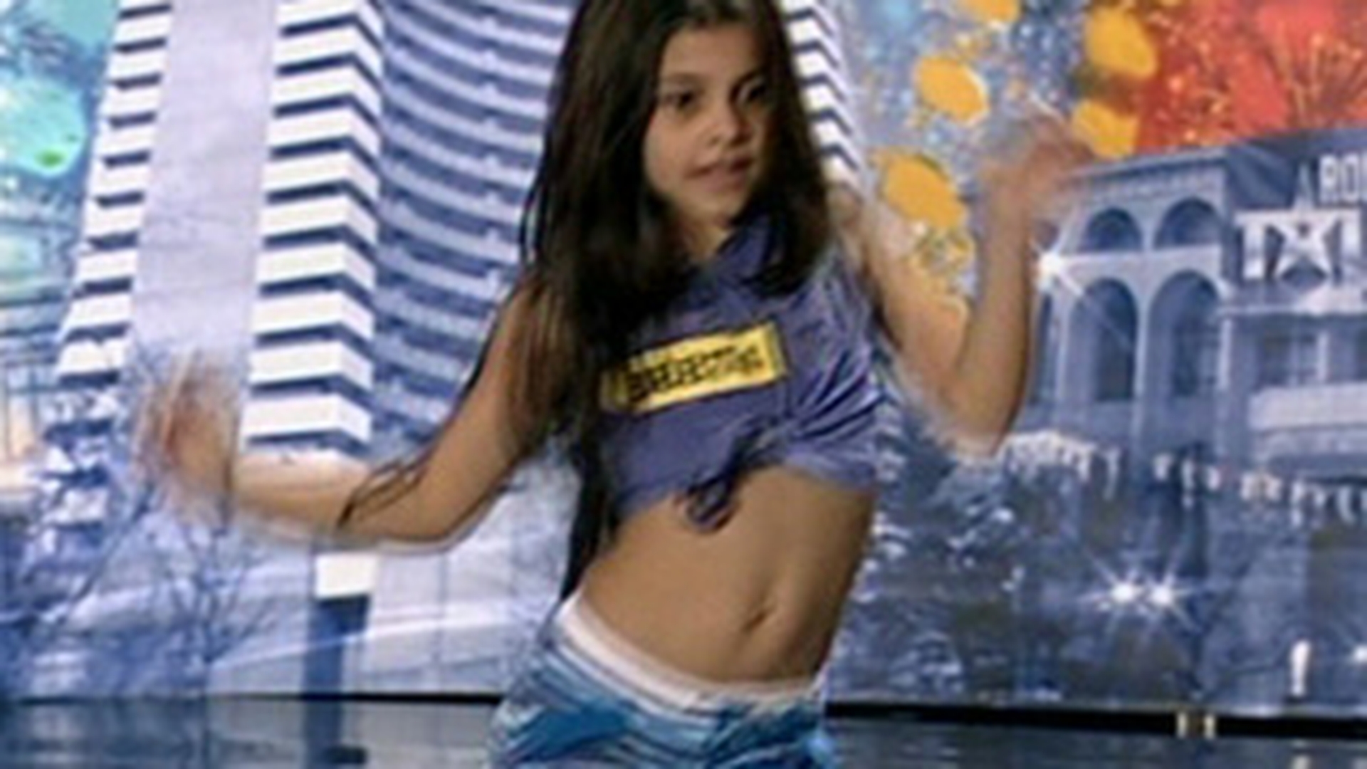 La 8 ani, a dansat lasciv pe melodia lui 50-Cent, dar nu l-a dat gata pe Mihai Petre! Uite ce "opturi" face!