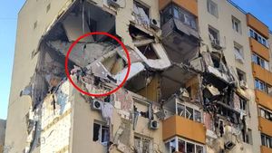 S-a aflat! Cine era tânăra care făcea cu mâna în explozia din Rahova! Mărturie tulburătoare despre cum s-a salvat