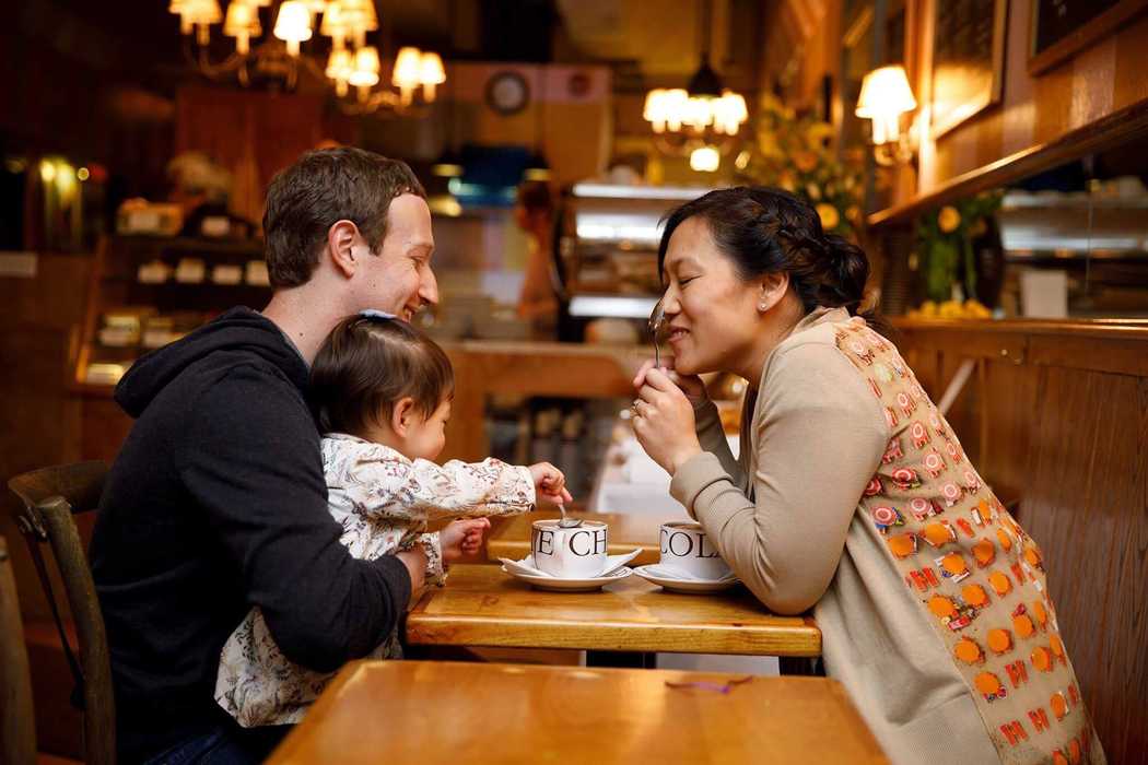 Mark Zuckerberg este din nou tătic! Soţia sa, Priscilla, a născut o fetiţă. Prima fotografie cu urmaşa fondatorului Facebook