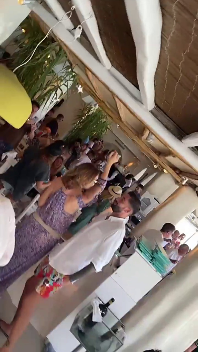 Alin Cocoș și Monica Orlanda au plecat într-o vacanță de vis, în Grecia, alături de prieteni (sursa foto Instagram)