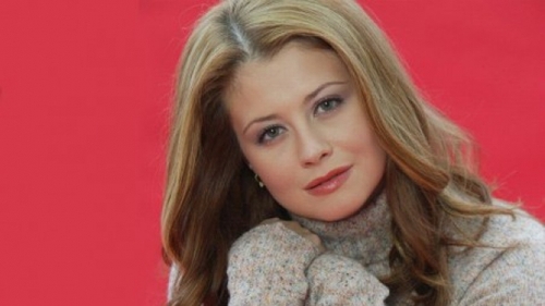 E oficial! Corina Danila a ajuns in strada, dupa ce a fost data afara din casa cu forta, cu tot cu fetita ei minora!