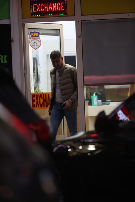 Cristian Boureanu iese din casa de schimb valutar (Foto: CANCAN.RO)