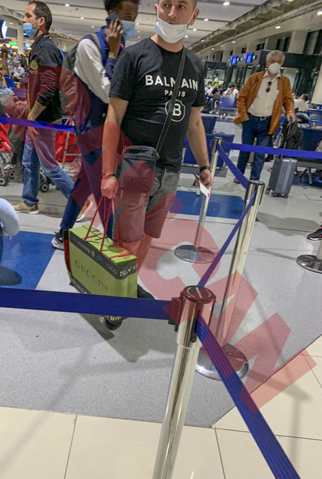 Carmen de la Sălciua și iubitul, în aeroport