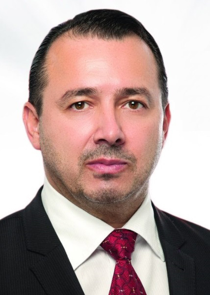 Poza lui Cătălin Rădulescu de pe site-ul Camerei Deputaţilor este aceeaşi cu cea de pe Facebook