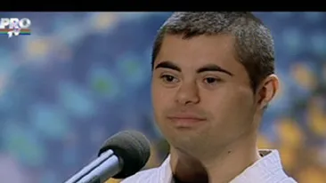 Mai tare decat Chuck Norris! Uite cum a jonglat un concurent de la Romanii au talent cu un nunceag!