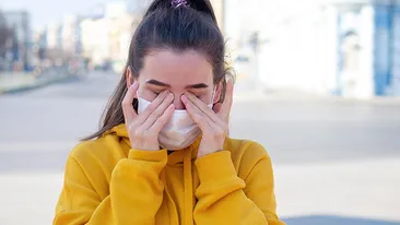 Femeia care a stârnit hohote de râs în autobuz. Incredibil ce purta pe față ca să se protejeze de coronavirus | FOTO