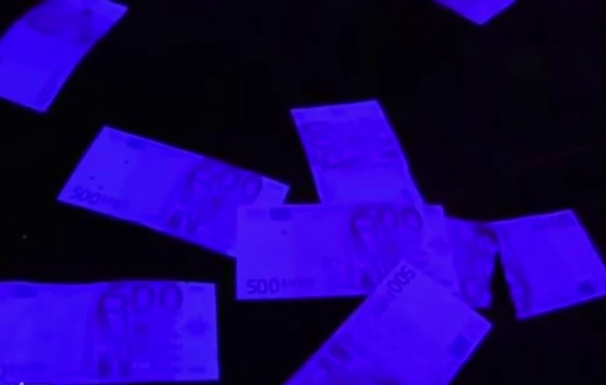 În local, grație faptului că a făcut consumație mare, Bogdan Buzăianu și-a câștigat dreptul la un foc de artificii și la o ploaie de bancnote false de 500 de euro